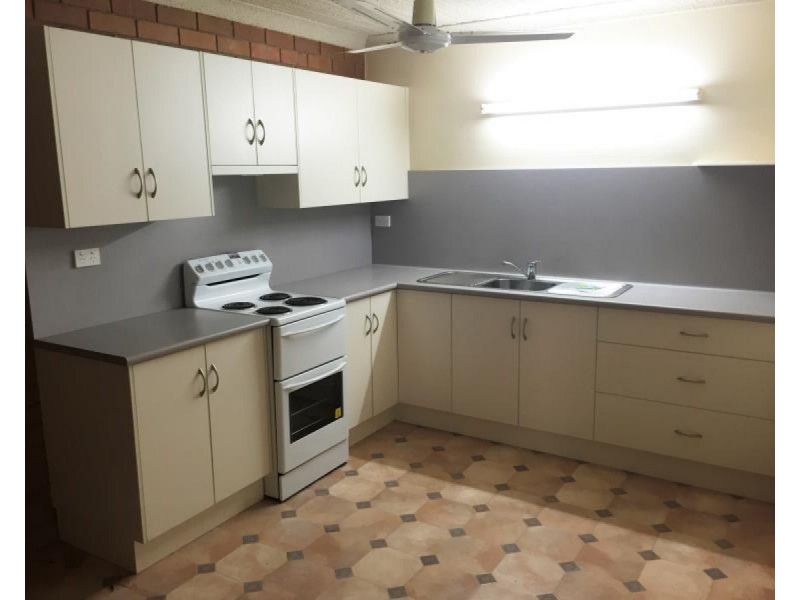 2/12 Davis Street, Allenstown QLD 4700