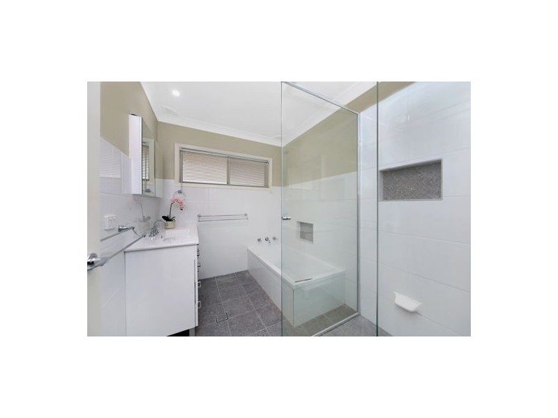 555 The Entrance Road, Bateau Bay NSW 2261