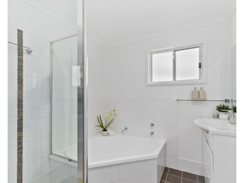 102A Kathleen White Crescent, Killarney Vale NSW 2261