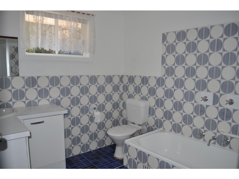 33 Belford Ave, Bateau Bay NSW 2261