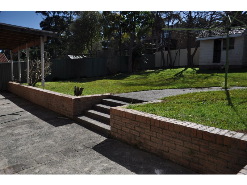 33 Belford Ave, Bateau Bay NSW 2261