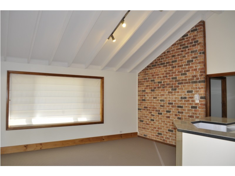 1 Lake St, North Avoca NSW 2260