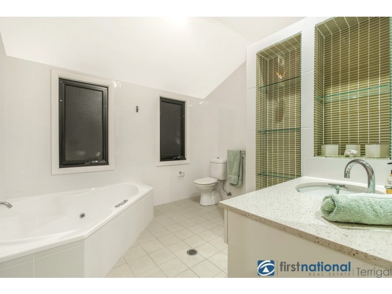 8 Elgata Avenue, North Avoca NSW 2260