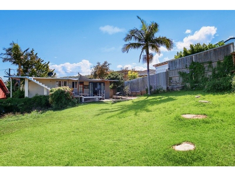 40 Forresters Beach Road, Forresters Beach NSW 2260