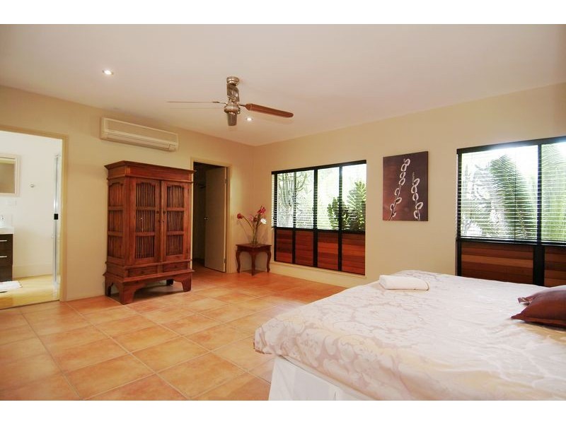 52 VEIVERS ROAD, Palm Cove QLD 4879