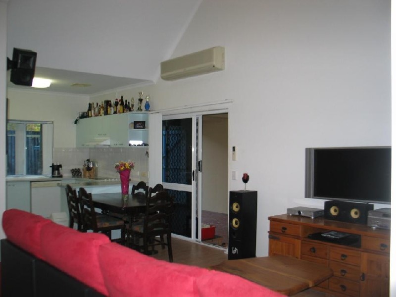 2 6 NESBIT ST, Whitfield QLD 4870