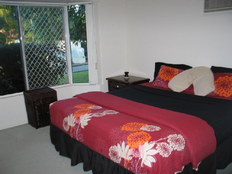 2 6 NESBIT ST, Whitfield QLD 4870