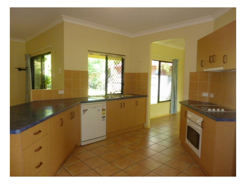 11 HELSDON CLOSE, Clifton Beach QLD 4879