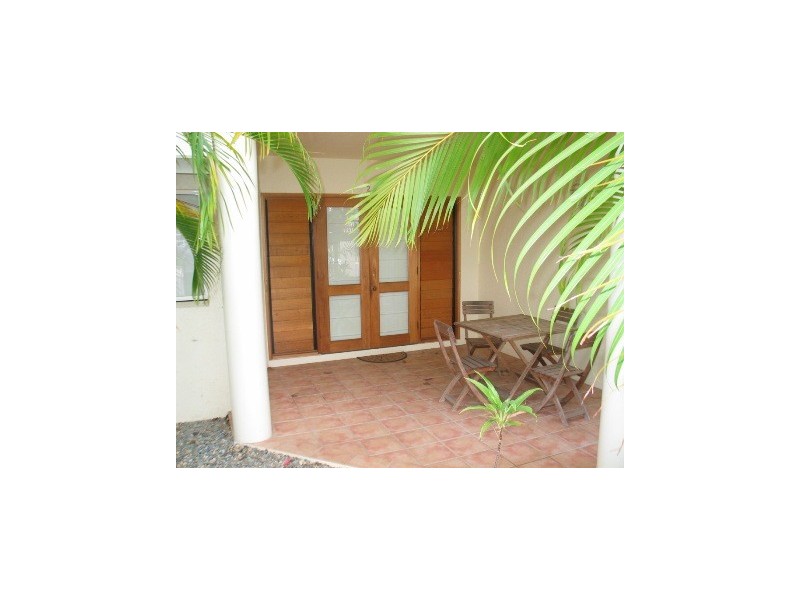 2/30  OLIVIA ST, Palm Cove QLD 4879