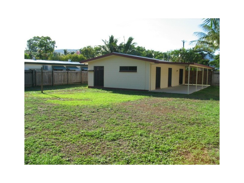 9 Connemara St, Trinity Beach QLD 4879