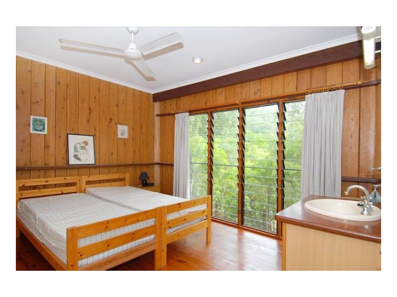 25-27 LARK CLOSE, CLIFTON BEACH, Cairns QLD 4870