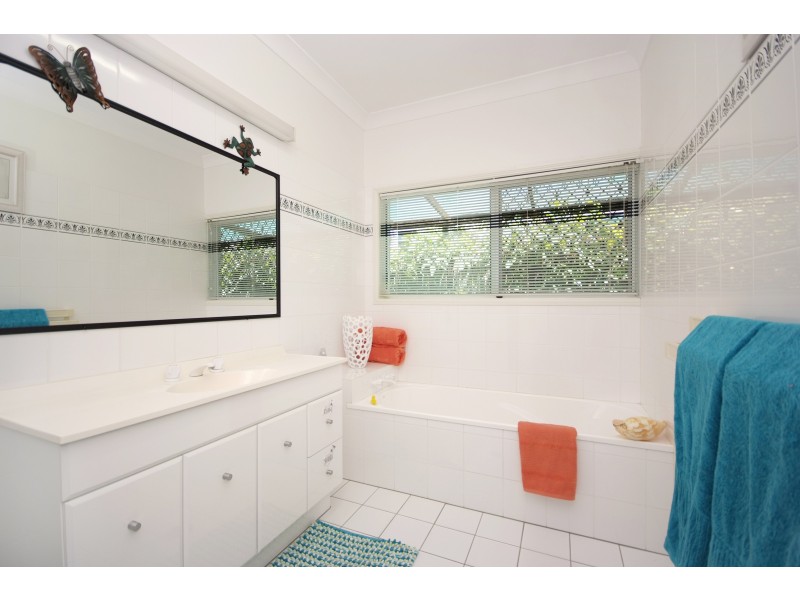 6 PELLOWE STREET, Clifton Beach QLD 4879