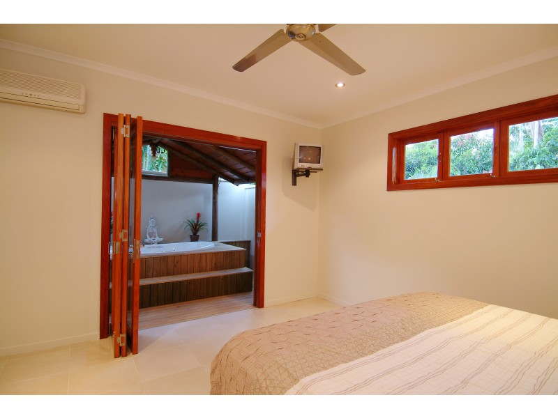 50 Veivers Road, Palm Cove QLD 4879