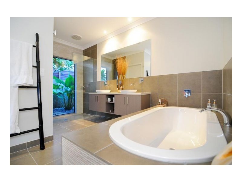 14 LITARA COURT, Palm Cove QLD 4879