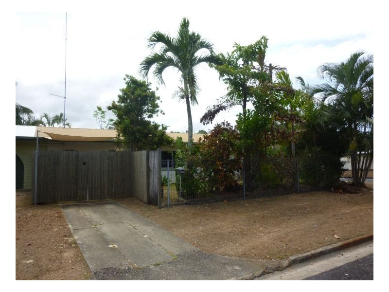 2/1 Narelle Cl, Yorkeys Knob QLD 4878