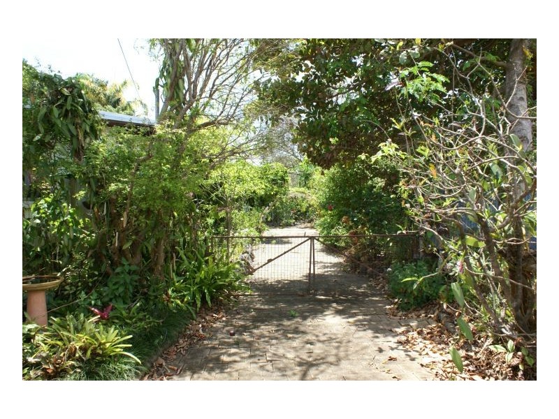 8 ALMOND STREET, Holloways Beach QLD 4878