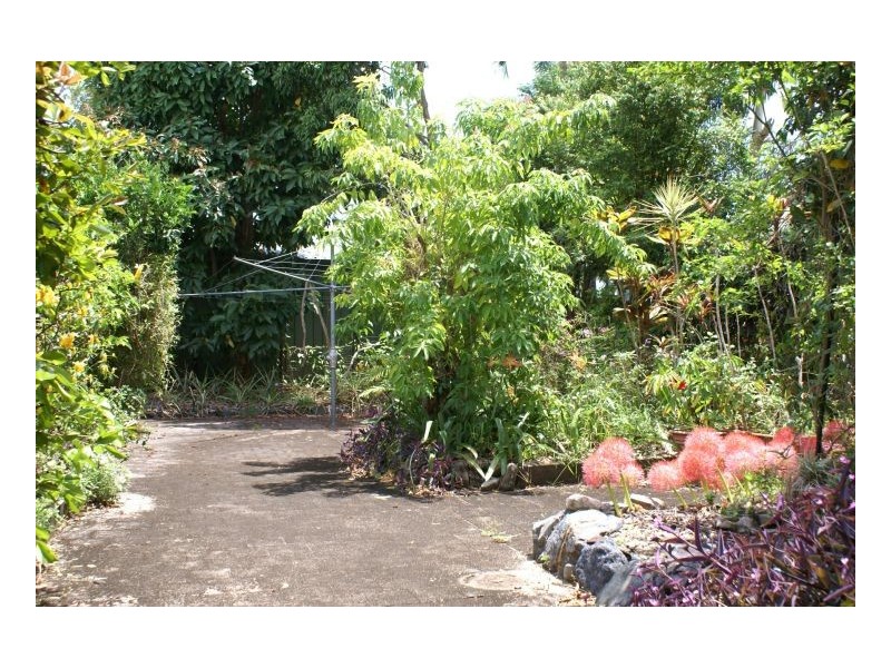 8 ALMOND STREET, Holloways Beach QLD 4878