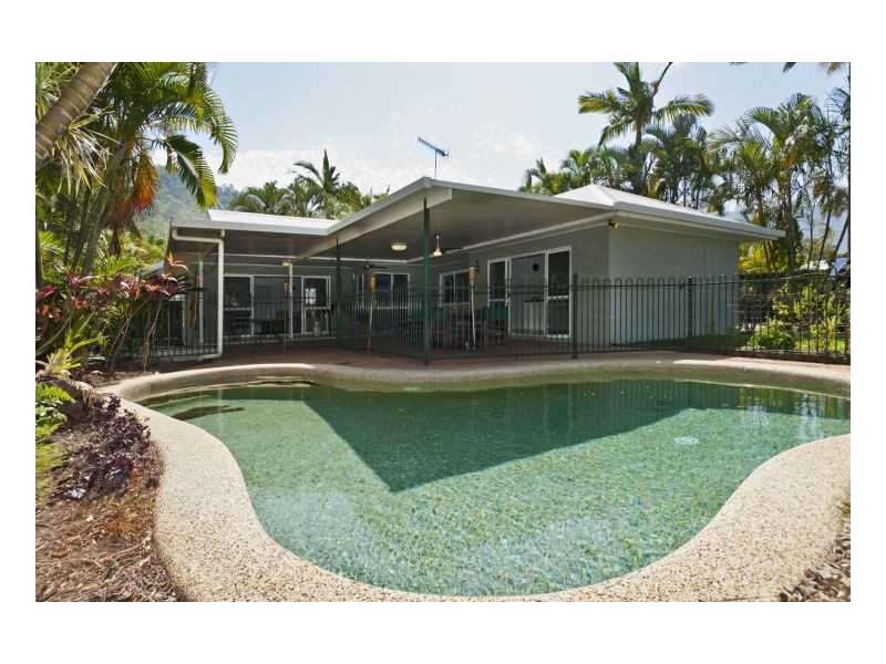 6 Flora Close, Clifton Beach QLD 4879