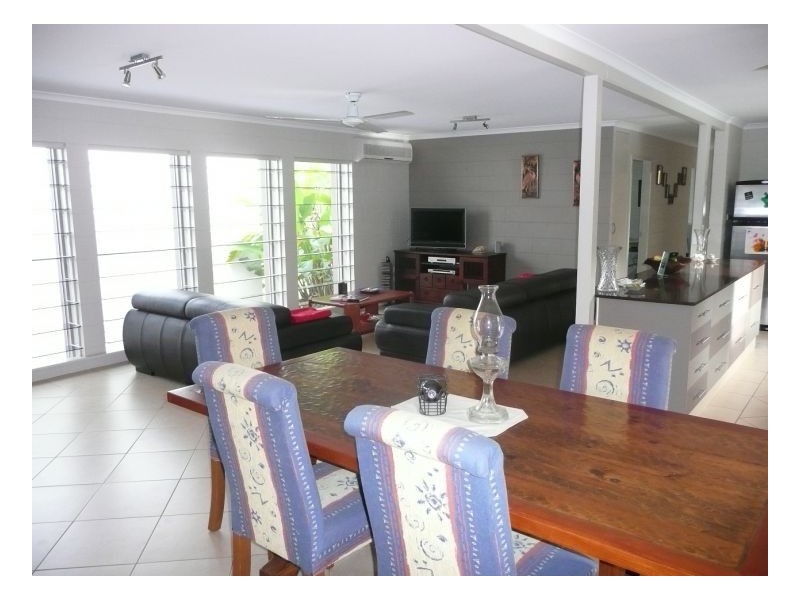 8 Talpa Close, Palm Cove QLD 4879