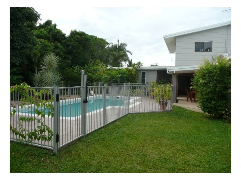 8 Talpa Close, Palm Cove QLD 4879
