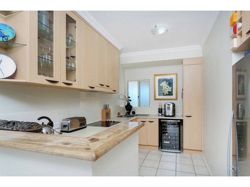 17/304 Lake Street, Cairns North QLD 4870