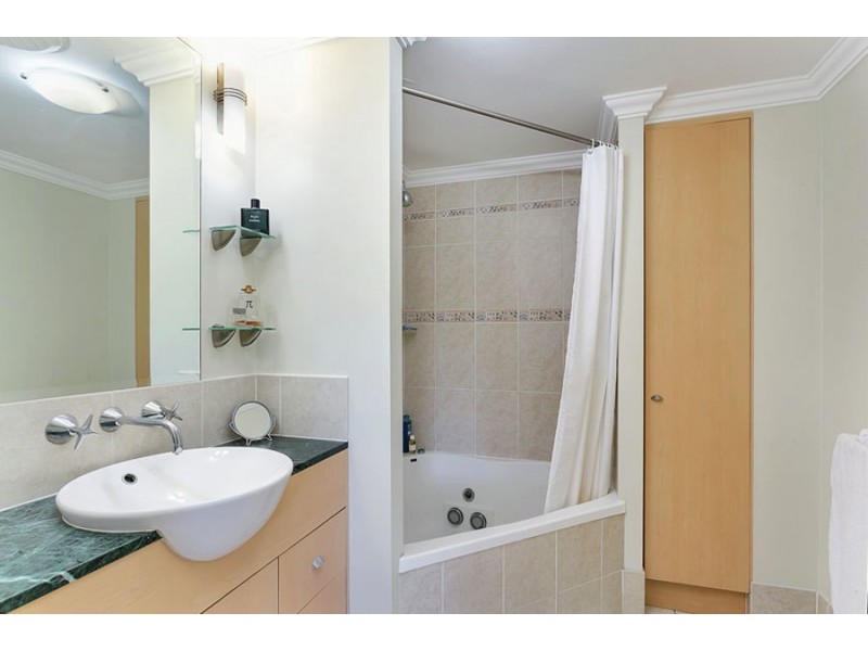 17/304 Lake Street, Cairns North QLD 4870