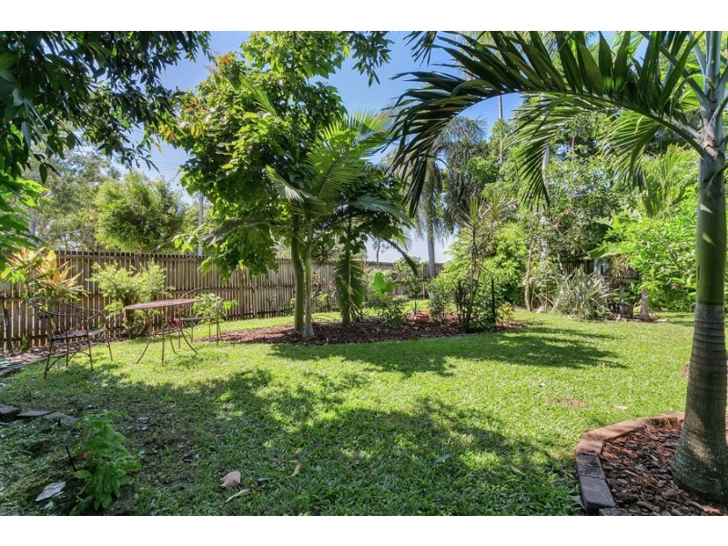 5 Moonah Street, Holloways Beach QLD 4878