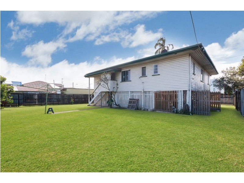 31 Pease Street, Manoora QLD 4870