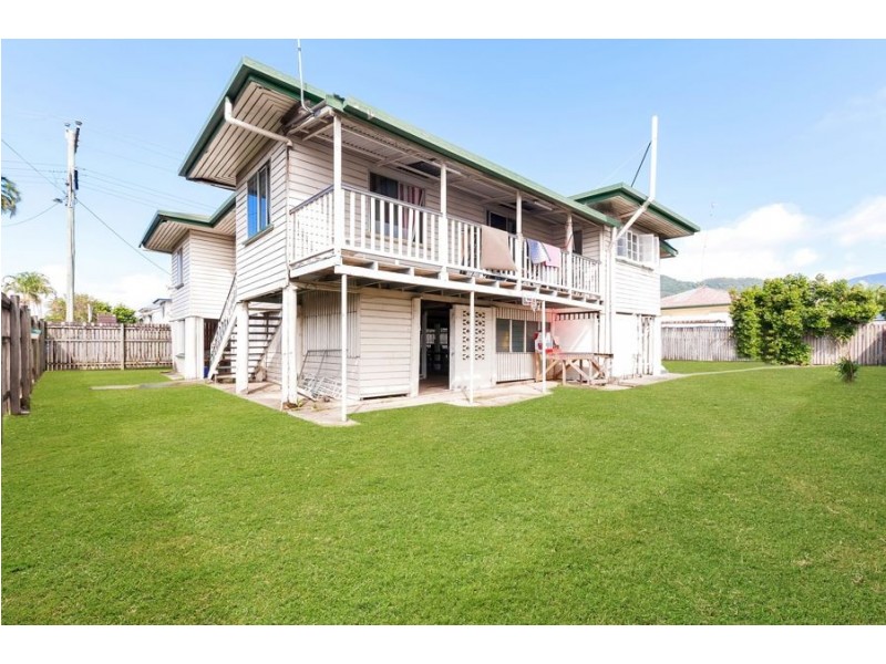 31 Pease Street, Manoora QLD 4870