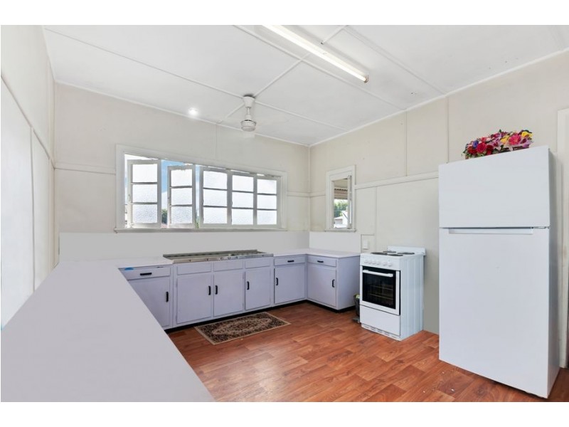 31 Pease Street, Manoora QLD 4870