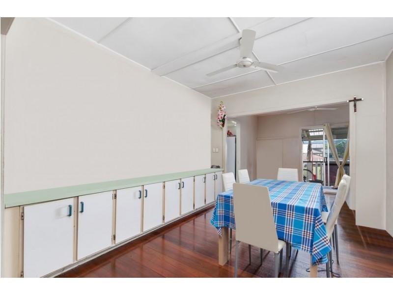 31 Pease Street, Manoora QLD 4870