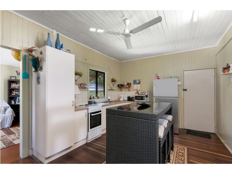 31 Pease Street, Manoora QLD 4870