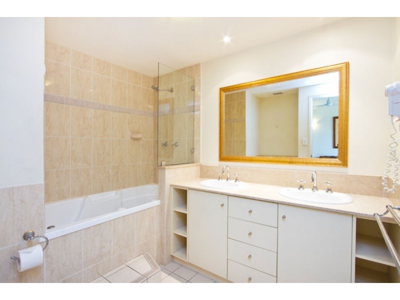 706 2 Greenslopes Street, Cairns North QLD 4870