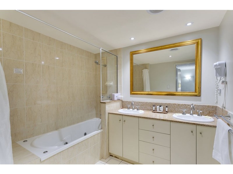 1302/2 Greenslopes Street, Cairns North QLD 4870