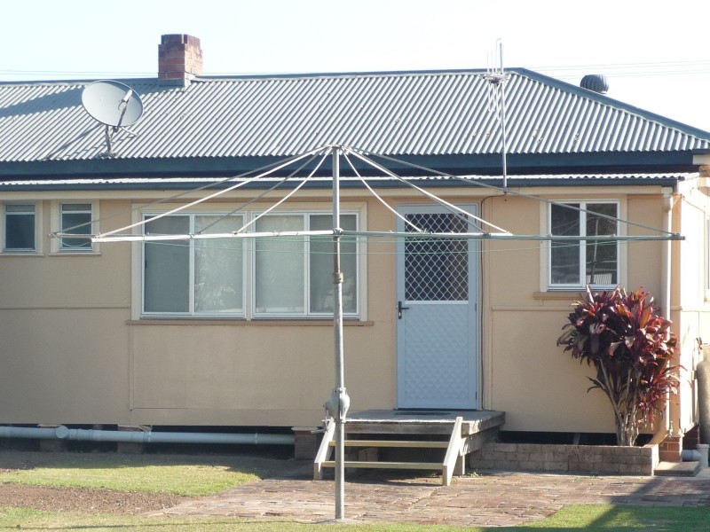 2/27 Railway Parade, Taree NSW 2430