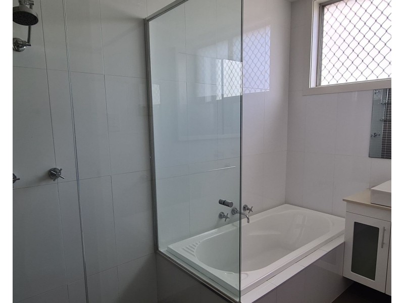 Flat//2 Elizabeth Avenue, Taree NSW 2430