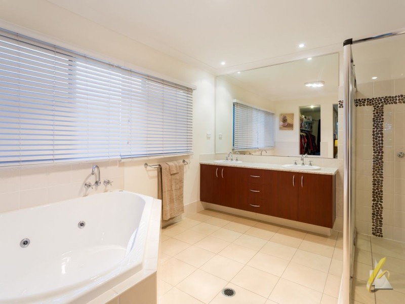 24 Elm Pl, Heathwood QLD 4110