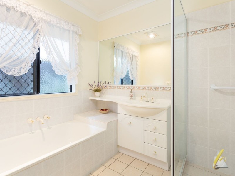 4 Burnside Pl, Forest Lake QLD 4078