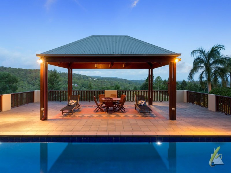 298 Savages Road, Brookfield QLD 4069
