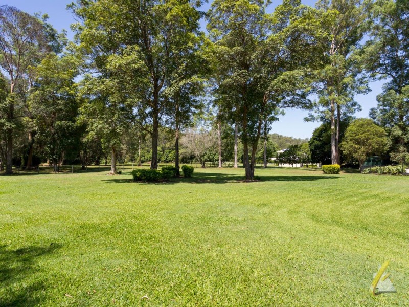 80 Peronne Place, Brookfield QLD 4069