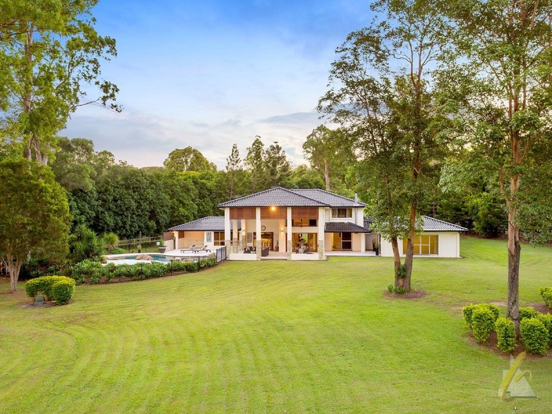 80 Peronne Place, Brookfield QLD 4069