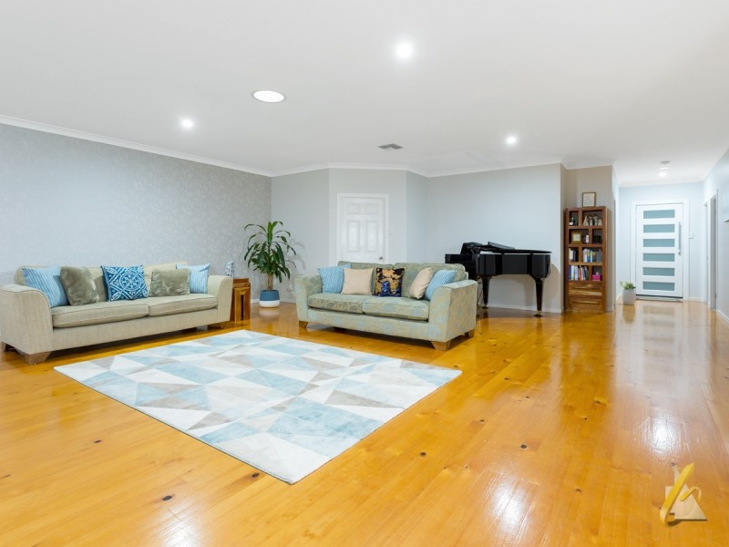 8 Zoe Place, Moggill QLD 4070