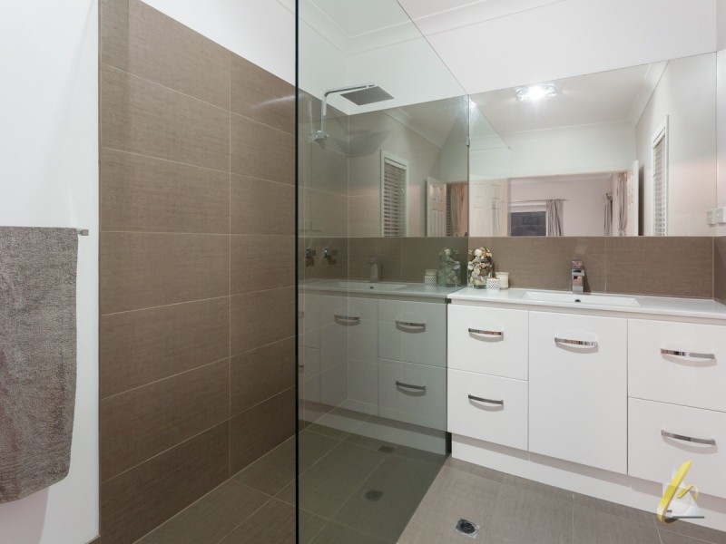 8 Zoe Place, Moggill QLD 4070