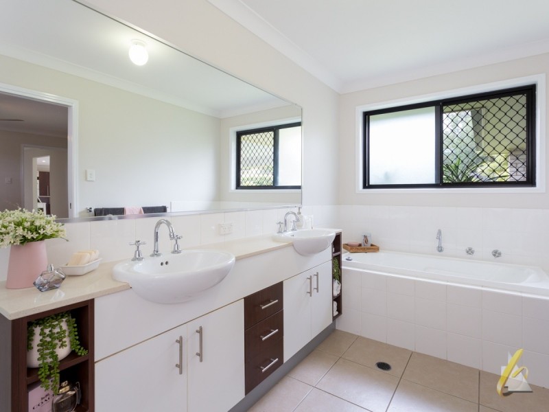 16 Zoe Place, Moggill QLD 4070