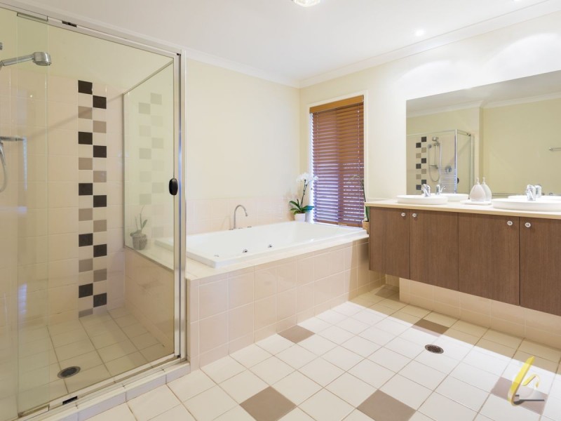 8 Dandenong St, Forest Lake QLD 4078