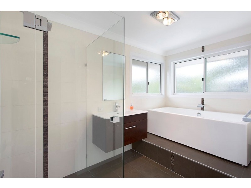 2 Brookvale Close, Kenmore Hills QLD 4069