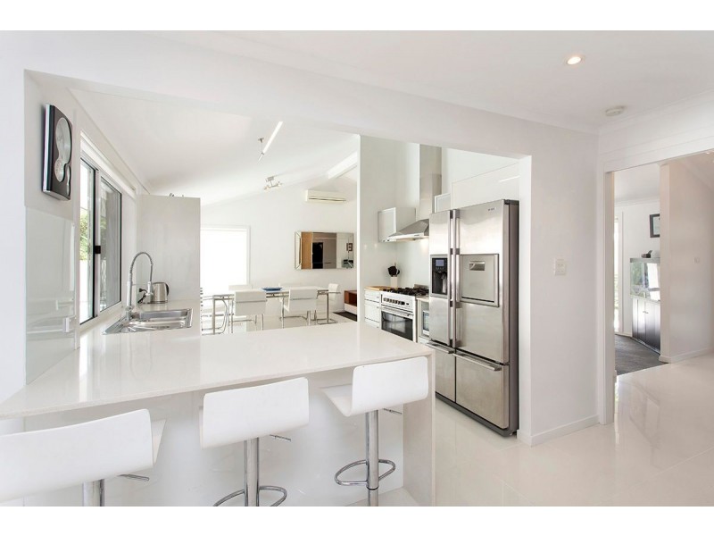 2 Brookvale Close, Kenmore Hills QLD 4069