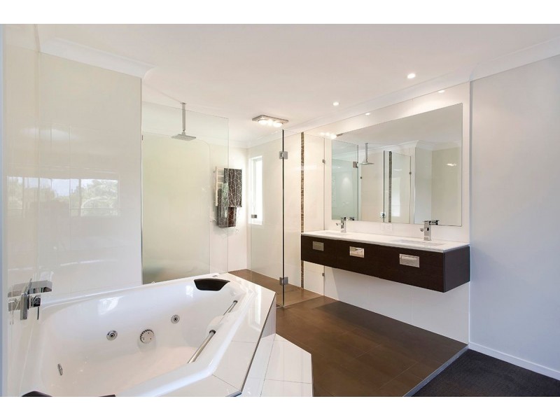 2 Brookvale Close, Kenmore Hills QLD 4069