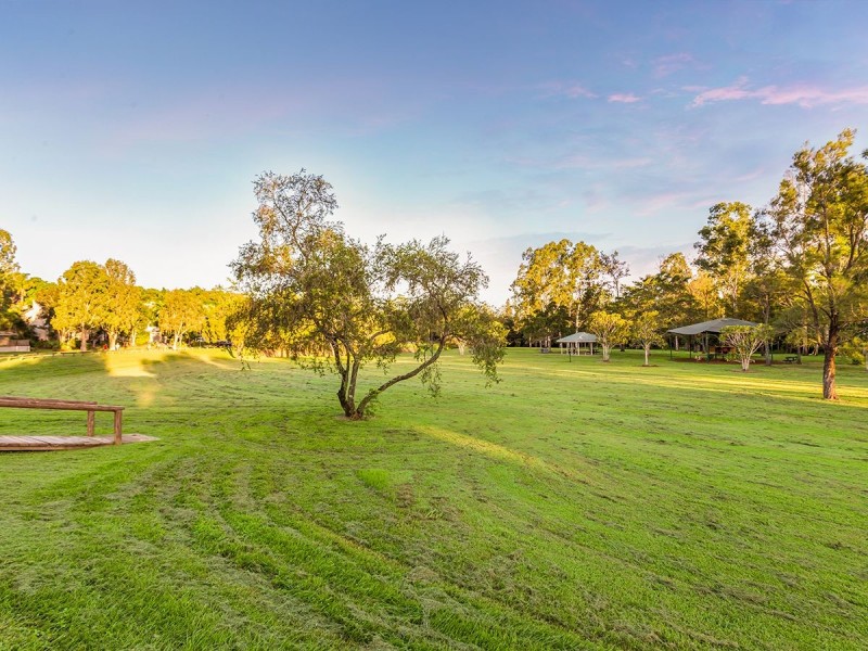 2 Brookvale Close, Kenmore Hills QLD 4069