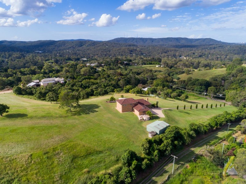 77 McMullen Road, Brookfield QLD 4069